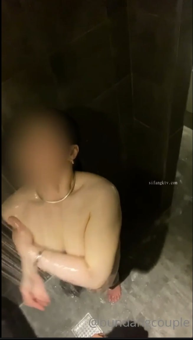 牛仔短裤腿上纹身大奶妹 穿上全套情趣装继续第二炮 掰穴舔逼足交调情 特写进出狂操